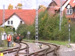 Die E 2/2 mit dem historischen Zug und die T 1 trifft am 26/09/2010 im Bahnhof Trossingen ein.